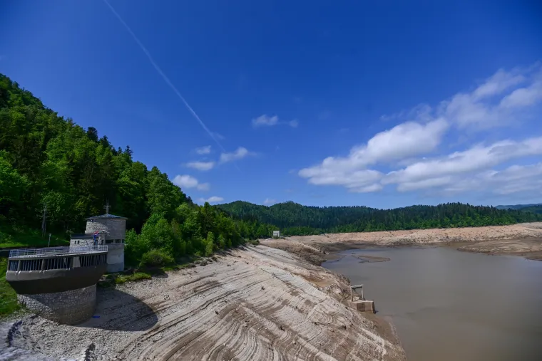 Osušeno Lokvarsko jezero otkrilo ostatke nekadašnjeg naselja: Vide se ostaci kuća te slavna cesta Lujzijana