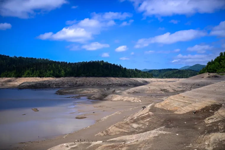 Osušeno Lokvarsko jezero otkrilo ostatke nekadašnjeg naselja: Vide se ostaci kuća te slavna cesta Lujzijana
