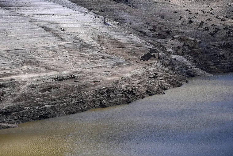 Osušeno Lokvarsko jezero otkrilo ostatke nekadašnjeg naselja: Vide se ostaci kuća te slavna cesta Lujzijana