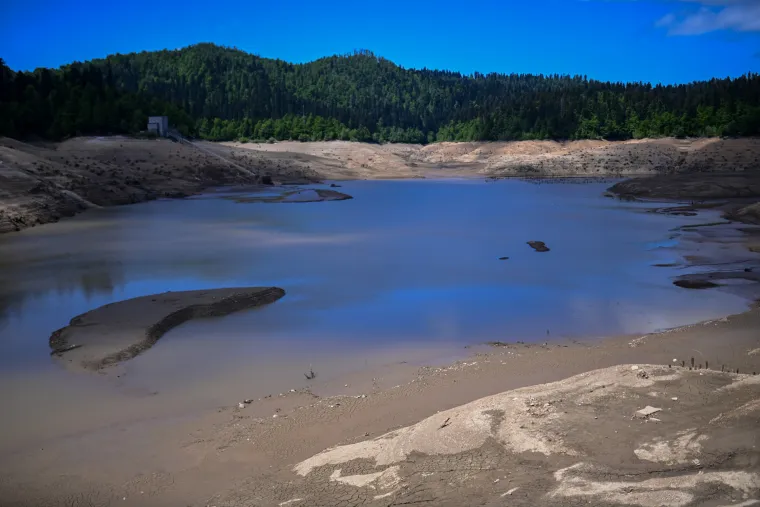 Osušeno Lokvarsko jezero otkrilo ostatke nekadašnjeg naselja: Vide se ostaci kuća te slavna cesta Lujzijana