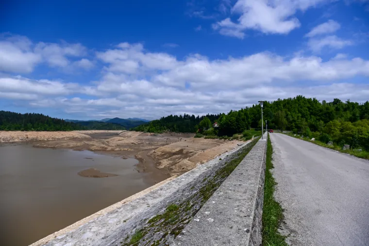 Osušeno Lokvarsko jezero otkrilo ostatke nekadašnjeg naselja: Vide se ostaci kuća te slavna cesta Lujzijana