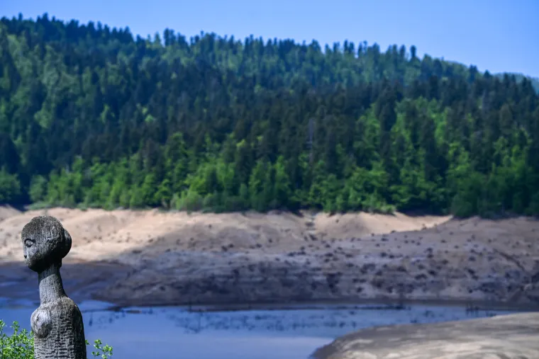 Osušeno Lokvarsko jezero otkrilo ostatke nekadašnjeg naselja: Vide se ostaci kuća te slavna cesta Lujzijana