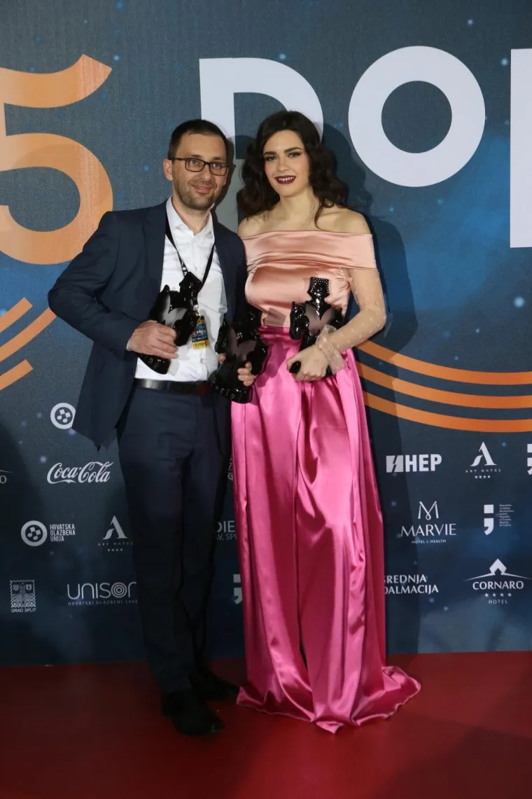 Konkurenciju je pomela Mia Dimšić koja je osvojila Porin za album Život nije siv i skladbu Bezimeni te zablistala u ružičastoj haljini.