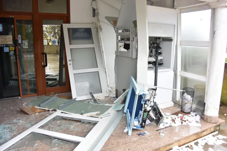Nepoznati počinitelj je ispred poslovnice Erste banke uporabom plinske eksplozivne smjese, raznio bankomat. Nije uspio uzeti novac