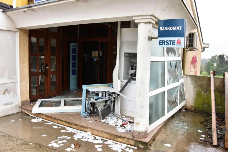 Nepoznati počinitelj je ispred poslovnice Erste banke uporabom plinske eksplozivne smjese, raznio bankomat. Nije uspio uzeti novac