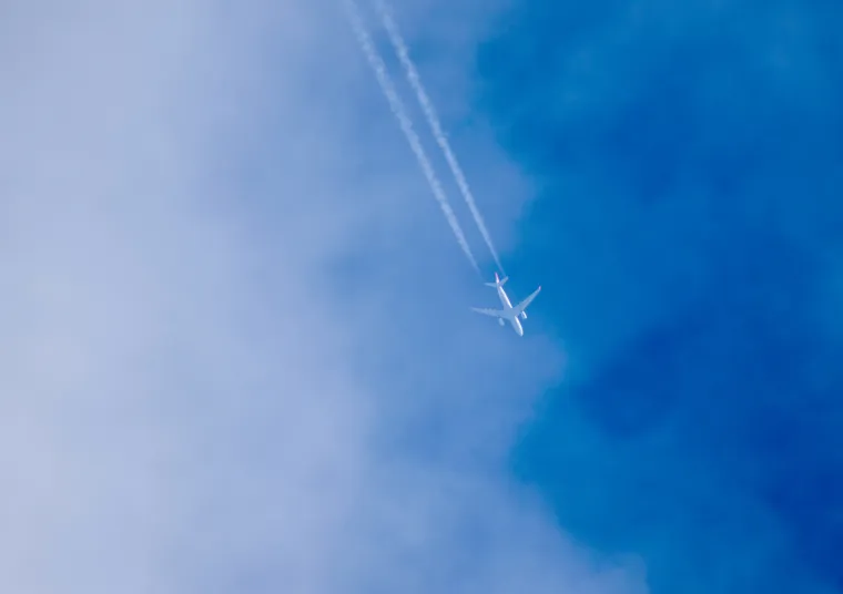 Kemotragovi: Dok zrakoplovi putuju, za sobom ostavljaju duge vodene kondenzacijske tragove koji se nazivaju contrails. Ti tragovi nalik oblacima brzo nestaju. Teorija zavjere &quot;Chemtrails&quot; tvrdi da su kondenzacijski tragovi puni drugih kemikalija koje znanstvenici i vlade siju u atmosferu. Zašto? Odaberite svoj razlog. To može biti biološko ratovanje ili kontrola stanovništva ili geoinženjering ili pokušaj manipuliranja vremenom. Istraživači koji proučavaju stvari poput utjecaja oblaka na globalne temperature često su uznemiravani od strane vjernika Chemtrailsa, koji misle da su dio velike zavjere za tajno raspršivanje nepoznatih kemikalija u atmosferu, prema Davidu Keithu sa Sveučilišta Harvard. Studija iz 2016. čak je znanstveno opovrgla chemtrailse, ne nalazeći dokaze o neobičnim contrailsima ili neobjašnjivoj kontaminaciji u okolišu. Ali pravi vjernici nisu pokolebani, kao što je The Guardian izvijestio 2017.