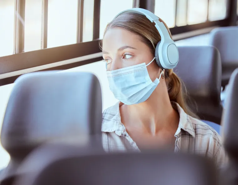 Korona virus i 5G mreža: Vjerojatno nijedan događaj od 11. rujna nije iznjedrio više zavjereničkog razmišljanja od pandemije COVID-19. Postoje zavjere o podrijetlu virusa, kao i reakcije svake vlade. Mnogi ljudi čak vjeruju da liječnici lažu o smrtima povezanim s COVID-om, okrivljujući virus za smrti uzrokovane drugim uzrocima. Nepovjerenje prema &quot;velikoj farmaciji&quot;, koje su godinama raspirivali zagovornici &quot;alternativne medicine&quot; poput Kevina Trudeaua (autor bestselera &quot;Prirodni lijekovi za koje ne žele da znate&quot;), također uključen u zavjere o liječenju i cijepljenju. Jedna od čudnijih zavjera miješa dugogodišnje strahove od 5G bežične tehnologije sa strahovima od virusa. Prema zavjeri COVID 5G, elektromagnetske frekvencije s tornjeva mobilne telefonije potkopavaju imunološki sustav, čineći ljude bolesnima od COVID-a, objavili su istraživači 2020. u časopisu Media International Australia. Druga teorija zavjere tvrdi da cjepiva protiv COVID-19 sadrže čipove za praćenje koji se povezuju s 5G mrežama kako bi vlada, ili možda milijarder i filantrop za cjepiva Bill Gates, mogli nadzirati svačije kretanje.
