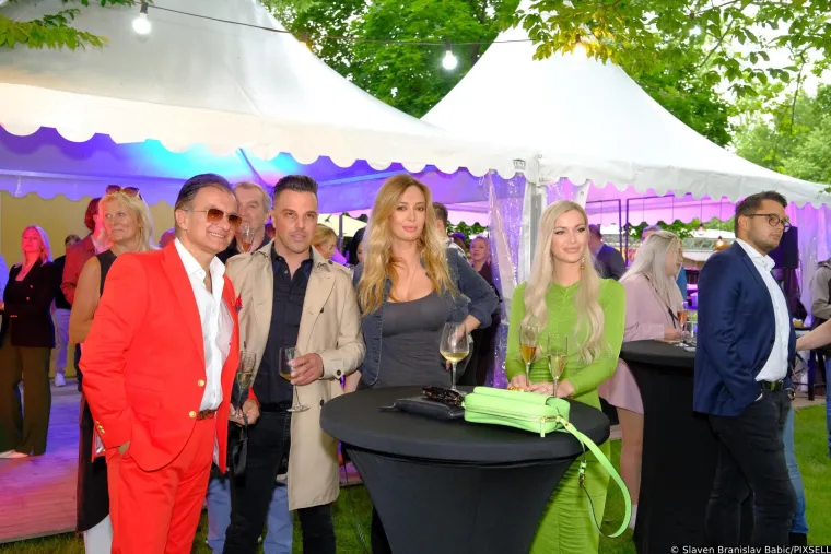 Dame u zelenom ukrale šou: Lidija Bačić ušetala sa psom na party, ali daleko od toga da je jedina u koju se gledalo