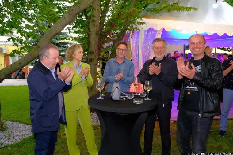Dame u zelenom ukrale šou: Lidija Bačić ušetala sa psom na party, ali daleko od toga da je jedina u koju se gledalo