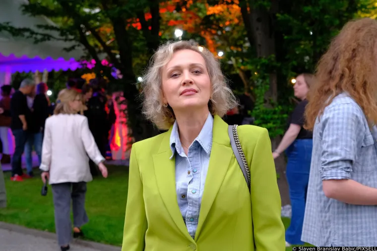 Dame u zelenom ukrale šou: Lidija Bačić ušetala sa psom na party, ali daleko od toga da je jedina u koju se gledalo
