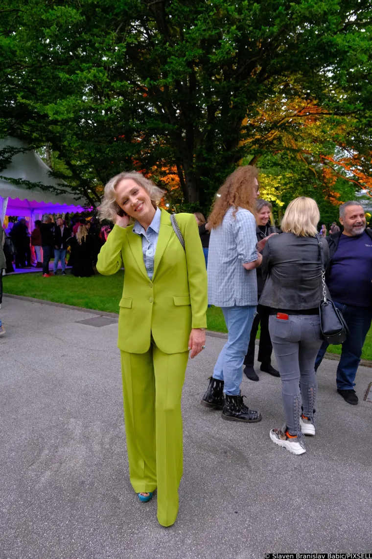 Dame u zelenom ukrale šou: Lidija Bačić ušetala sa psom na party, ali daleko od toga da je jedina u koju se gledalo