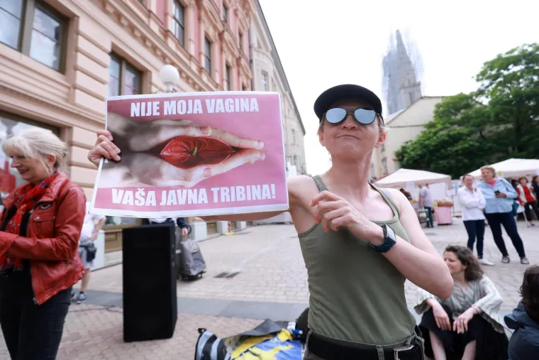 Muškarci kleče i mole, a protuprosvjednici stigli s glazbom i transparentima. 'Slobodne i ravnopravne'