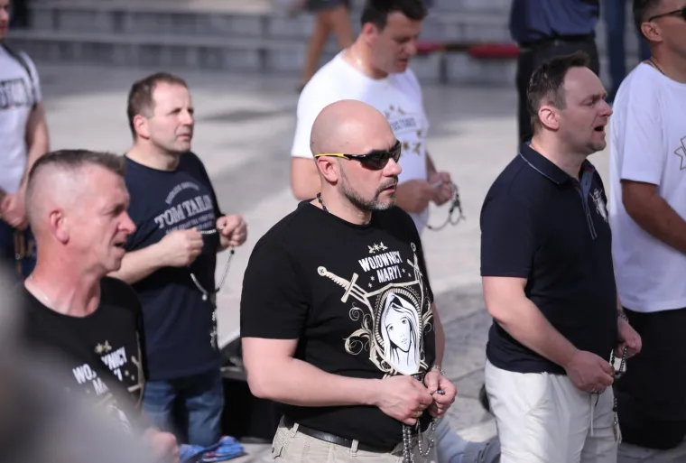 Muškarci kleče i mole, a protuprosvjednici stigli s glazbom i transparentima. 'Slobodne i ravnopravne'