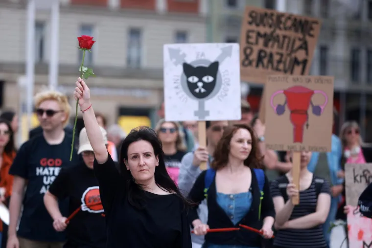 Još jedno klečanje usred Zagreba i još jedan prosvjed: Policajci stoje između molitelja i prosvjednika, održana i 'Tiha misa'