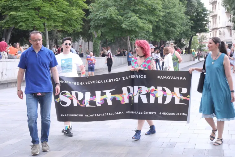Pride u Splitu izmamio posebno žestoke natpise, selfije okidali Puljak i Ivošević: 'Homofobija je bolest, brz oporavak želim'