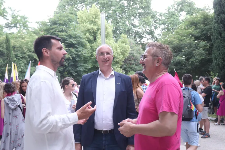 Osmijeh od uha do uha, selfiji s građanima... Pogledajte kako se Puljak proveo na Split Prideu!