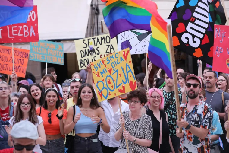 Osmijeh od uha do uha, selfiji s građanima... Pogledajte kako se Puljak proveo na Split Prideu!