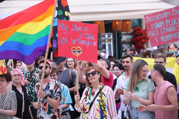 Osmijeh od uha do uha, selfiji s građanima... Pogledajte kako se Puljak proveo na Split Prideu!