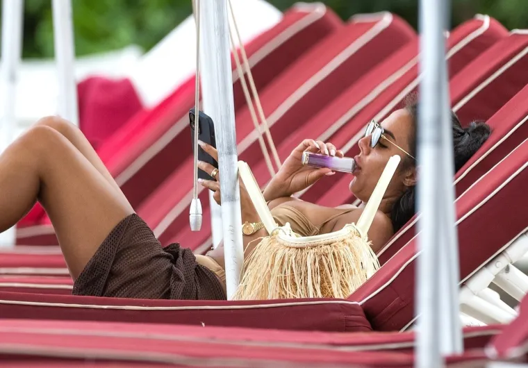 Glumica jedva ukrotila neposlušne grudi u oskudnom badiću: Dok nam oblaci i kiša kvare dan, pogledajte što je radila na plaži