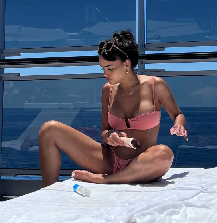 Lisa Ramos s koktelom u ruci upijala je sunce, a paparazzima se itekako isplatilo što su je vrebali