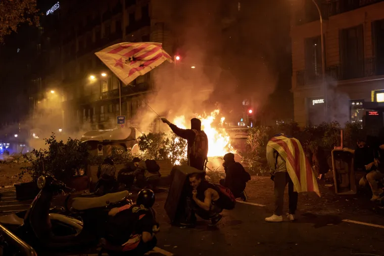 Šokantni prizori iz Barcelone: Barikade, zapaljeni kontejneri, porušene ograde, cigle, požari...