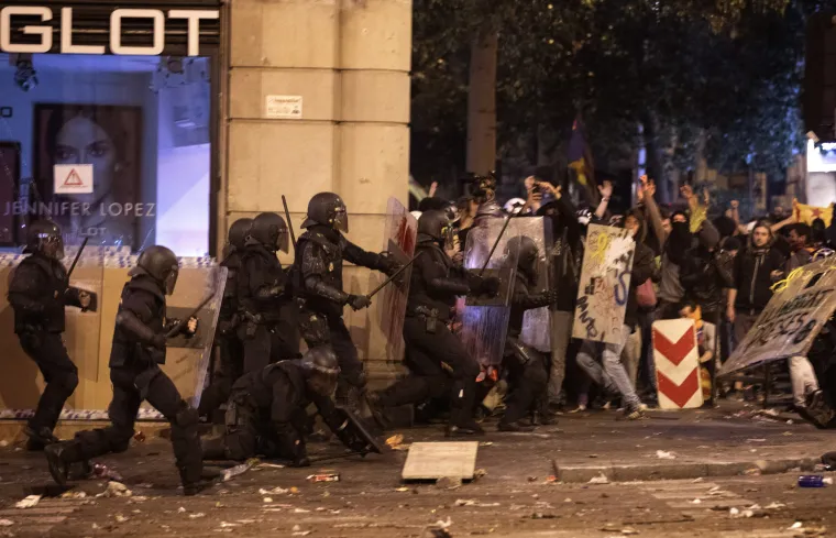 Šokantni prizori iz Barcelone: Barikade, zapaljeni kontejneri, porušene ograde, cigle, požari...