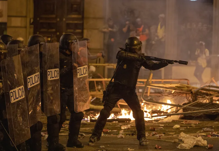Šokantni prizori iz Barcelone: Barikade, zapaljeni kontejneri, porušene ograde, cigle, požari...