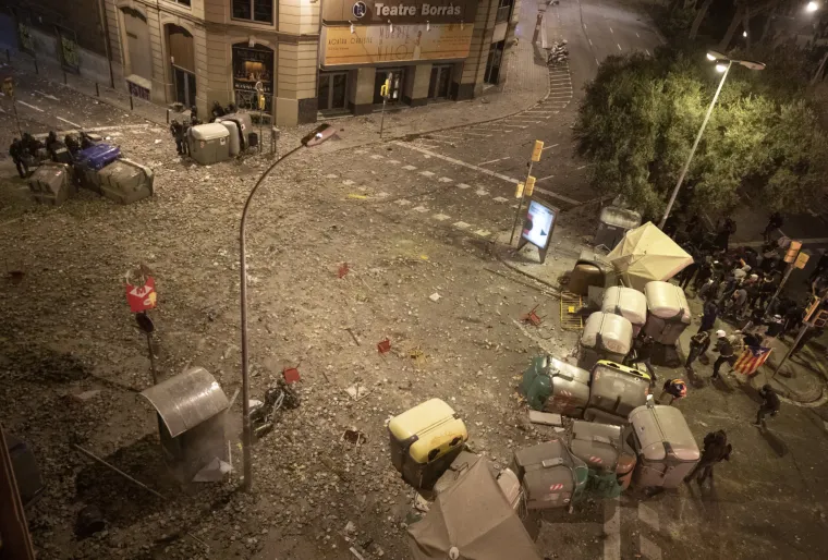 Šokantni prizori iz Barcelone: Barikade, zapaljeni kontejneri, porušene ograde, cigle, požari...