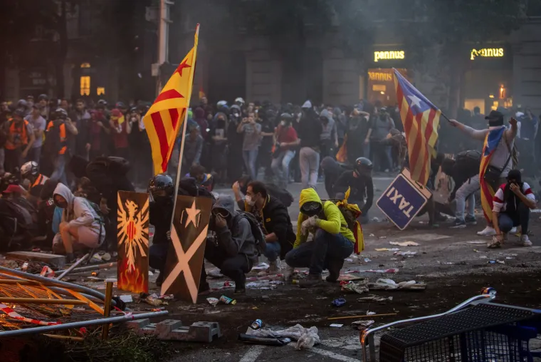 Šokantni prizori iz Barcelone: Barikade, zapaljeni kontejneri, porušene ograde, cigle, požari...
