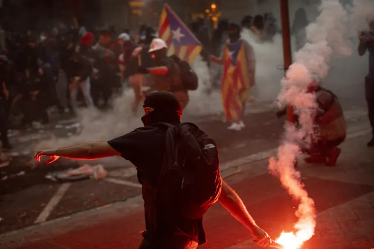 Šokantni prizori iz Barcelone: Barikade, zapaljeni kontejneri, porušene ograde, cigle, požari...