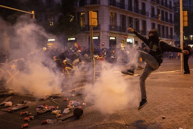 Šokantni prizori iz Barcelone: Barikade, zapaljeni kontejneri, porušene ograde, cigle, požari...