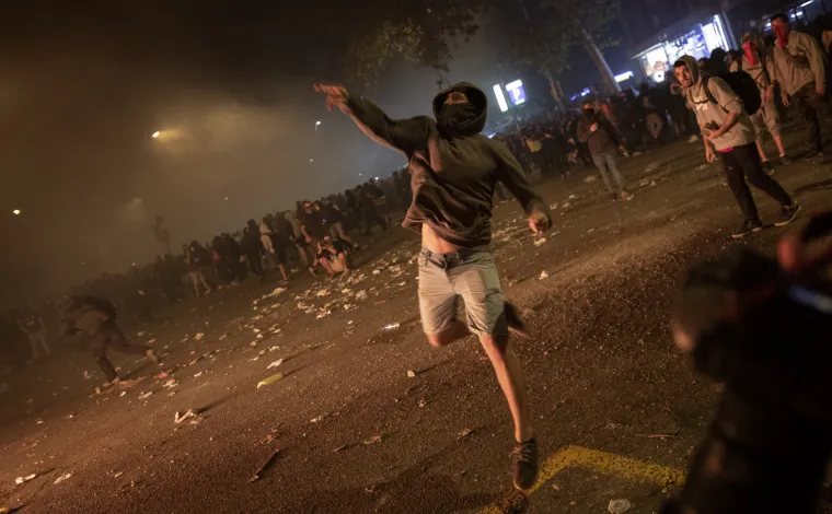 Šokantni prizori iz Barcelone: Barikade, zapaljeni kontejneri, porušene ograde, cigle, požari...