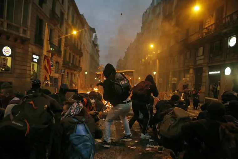 Šokantni prizori iz Barcelone: Barikade, zapaljeni kontejneri, porušene ograde, cigle, požari...