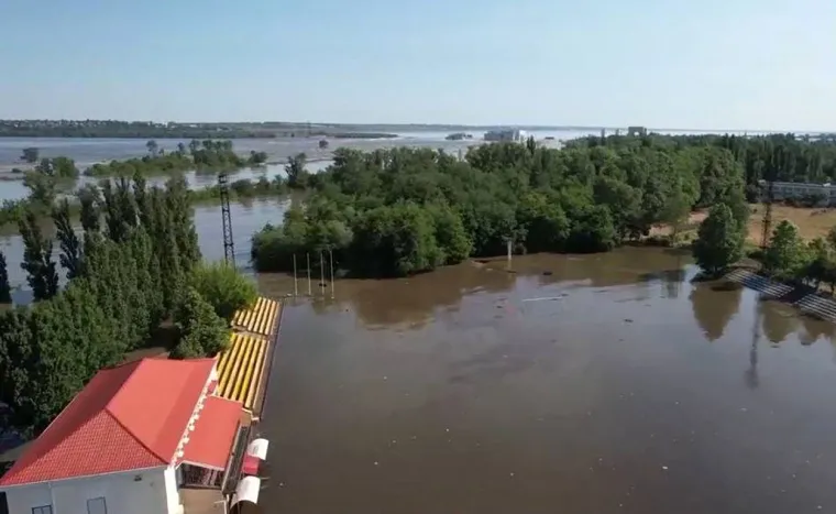Voda se probija kroz puknutu branu: Počela evakuacija stanovnika poplavljenog grada na jugu Ukrajine