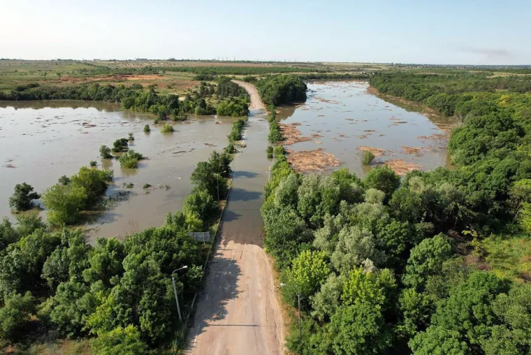 Voda se probija kroz puknutu branu: Počela evakuacija stanovnika poplavljenog grada na jugu Ukrajine