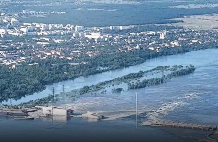 Voda se probija kroz puknutu branu: Počela evakuacija stanovnika poplavljenog grada na jugu Ukrajine