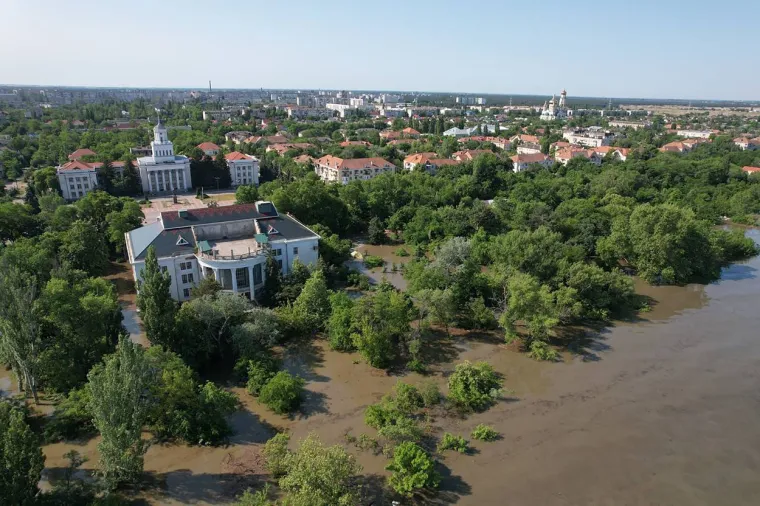 Voda se probija kroz puknutu branu: Počela evakuacija stanovnika poplavljenog grada na jugu Ukrajine