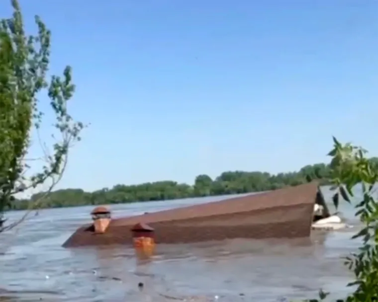 Voda se probija kroz puknutu branu: Počela evakuacija stanovnika poplavljenog grada na jugu Ukrajine