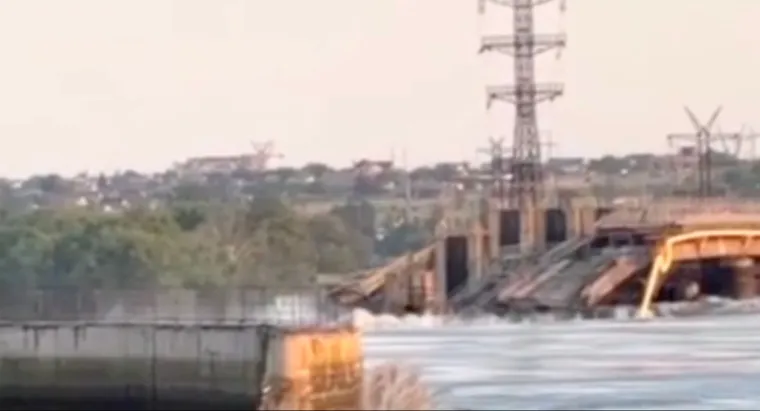 Voda se probija kroz puknutu branu: Počela evakuacija stanovnika poplavljenog grada na jugu Ukrajine