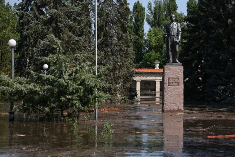 Voda se probija kroz puknutu branu: Počela evakuacija stanovnika poplavljenog grada na jugu Ukrajine