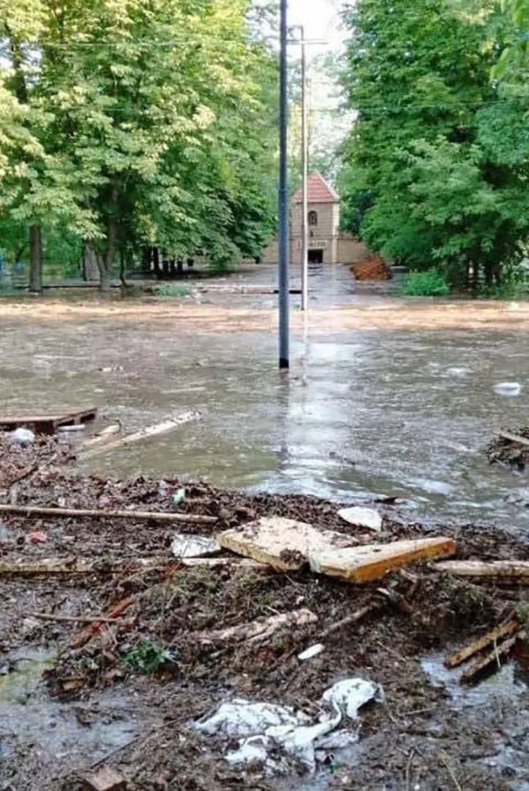 Voda se probija kroz puknutu branu: Počela evakuacija stanovnika poplavljenog grada na jugu Ukrajine