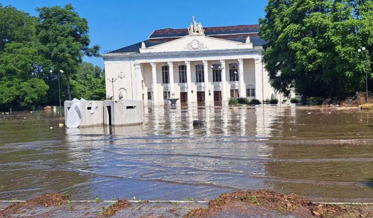Voda se probija kroz puknutu branu: Počela evakuacija stanovnika poplavljenog grada na jugu Ukrajine