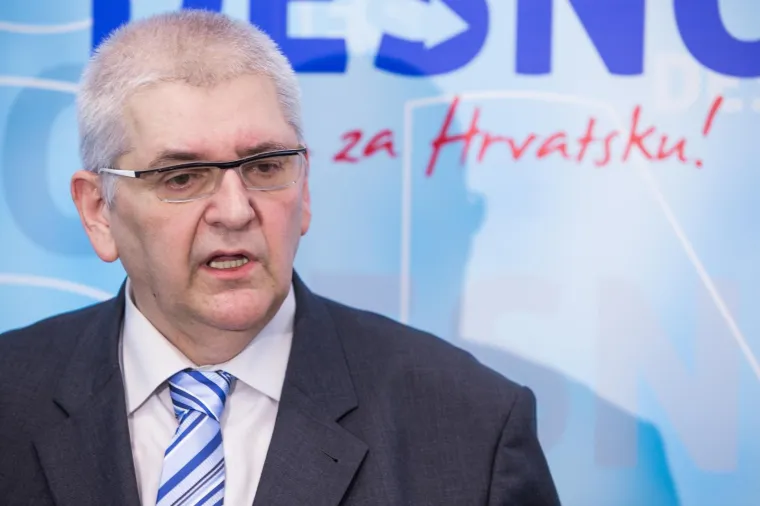 Od studenog 1990. do svibnja 1991. bio je i pripadnik pričuvnog sastava Ministarstva unutarnjih poslova, kao pripadnik prvih dragovoljačkih postrojbi u gradu Osijeku.