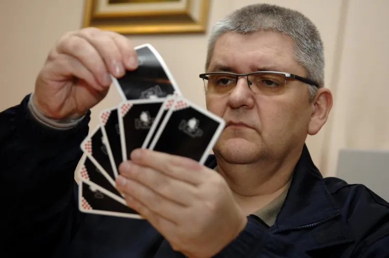 U svibnju 1991. godine, preuzima dužnost i obvezu ispred HSP-a organizirati dragovoljačke postrojbe HOS-a na području Slavonije i Baranje, a nakon tragične pogibije Ante Paradžika, u rujnu 1991. godine, preuzima dužnost načelnika ratnog stožera HOS-a te tu dužnost obnaša do svibnja 1992. godine.