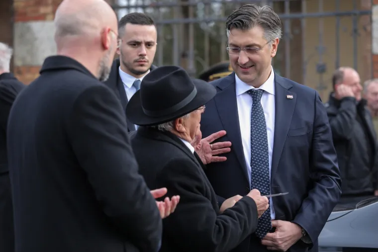 Prošlo je 20 godina od smrti prvog predsjednika: Tko je sve zapalio svijeću na Tuđmanovom grobu?