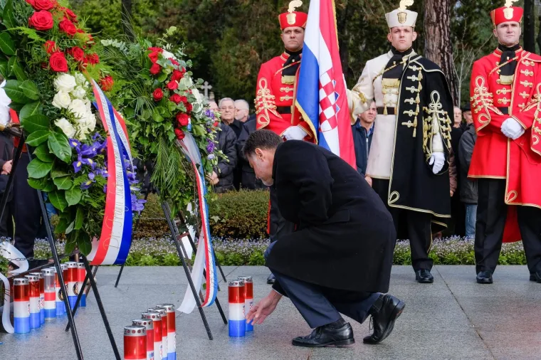 Predsjednik Sabora Gordan Jandroković polaže lampaš pred vijencem.