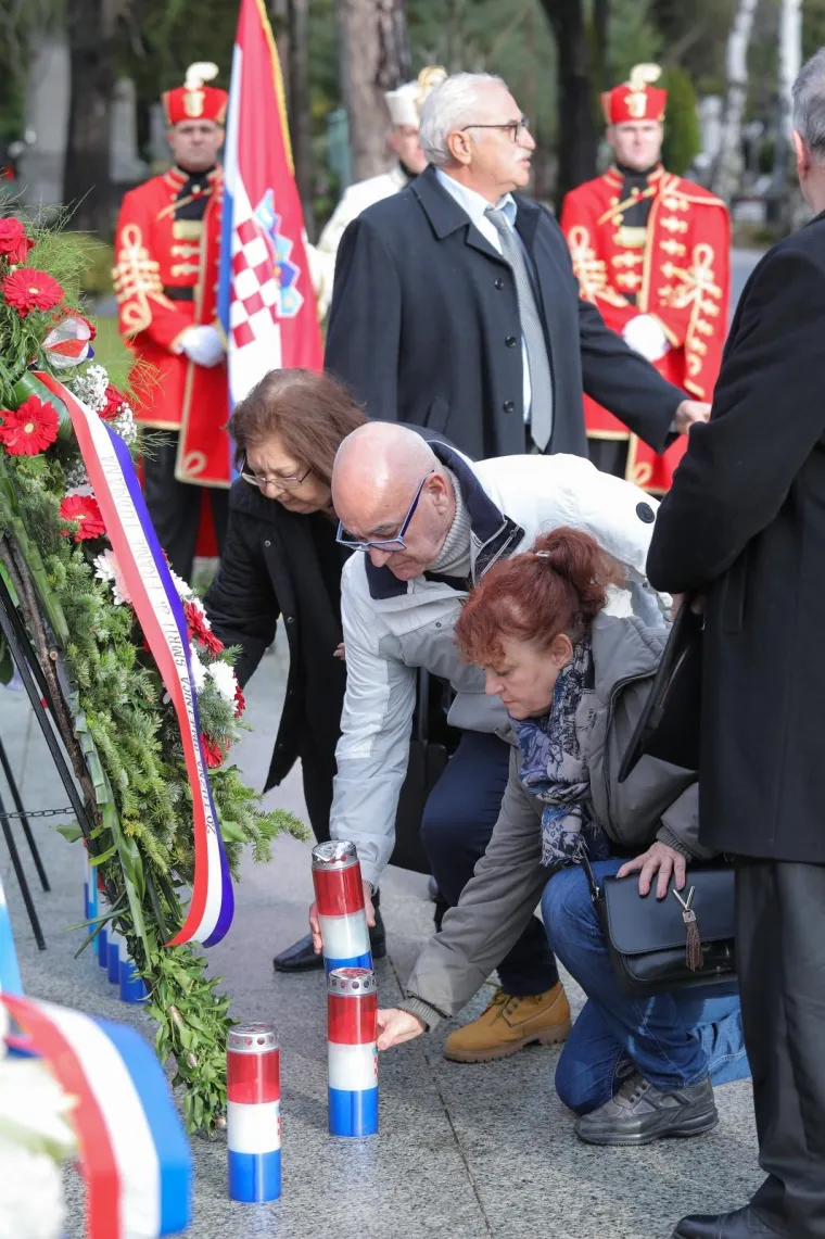 Prošlo je 20 godina od smrti prvog predsjednika: Tko je sve zapalio svijeću na Tuđmanovom grobu?
