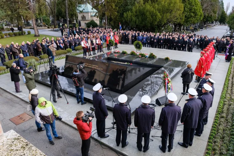 Prošlo je 20 godina od smrti prvog predsjednika: Tko je sve zapalio svijeću na Tuđmanovom grobu?