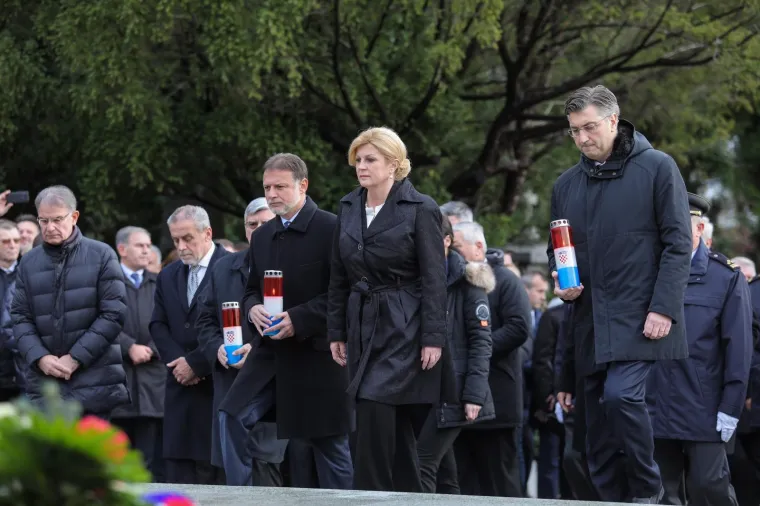 Počast su došli odati i predsjednik Sabora Gordan Jandroković, predsjednica RH Kolinda Grabar-Kitarović, gradonačelnik Zagreba Milan Bandić te premijer Andrej Plenković.