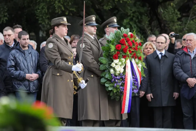 Prošlo je 20 godina od smrti prvog predsjednika: Tko je sve zapalio svijeću na Tuđmanovom grobu?